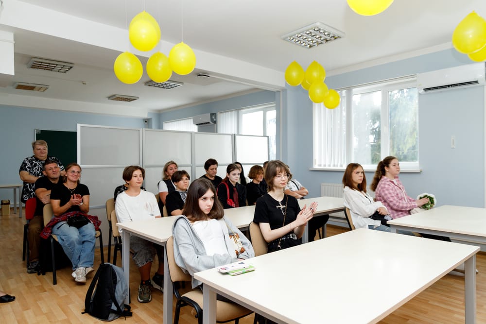 Учні Ліцею бізнесу та технологій під час зустрічі 1 вересня